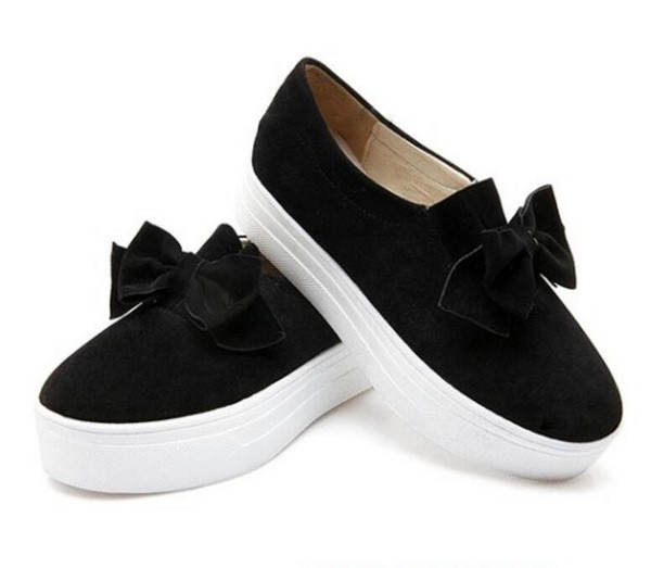 Πολύ άνετα casual γυναικεία παπούτσια με μια ενδιαφέρουσα και πολύ όμορφη κορδέλα