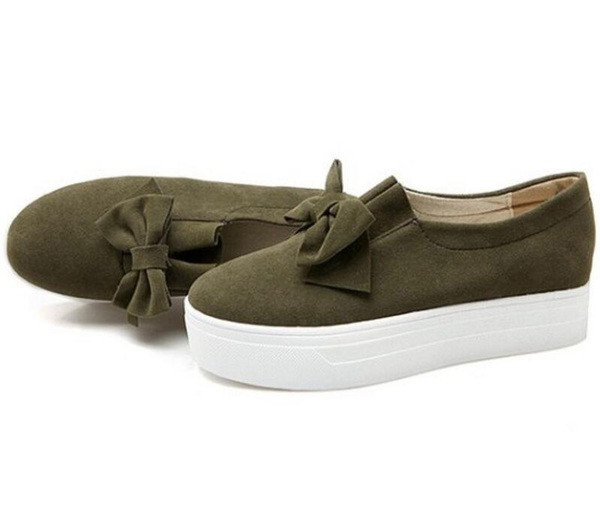 Πολύ άνετα casual γυναικεία παπούτσια με μια ενδιαφέρουσα και πολύ όμορφη κορδέλα