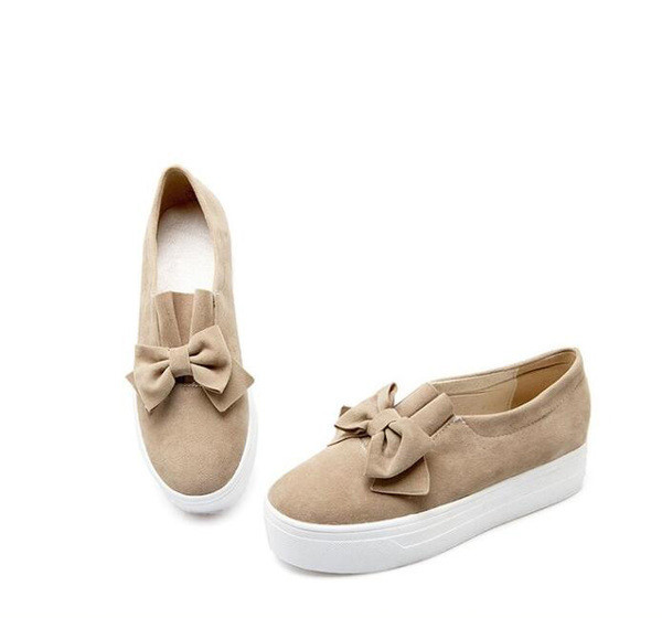 Πολύ άνετα casual γυναικεία παπούτσια με μια ενδιαφέρουσα και πολύ όμορφη κορδέλα