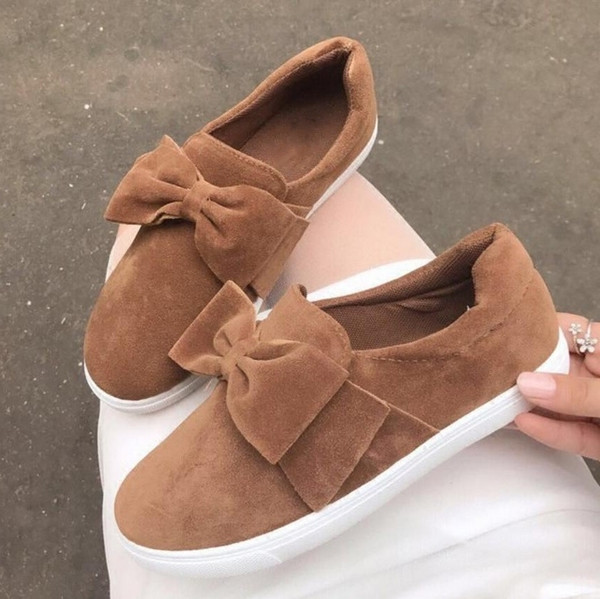 Πολύ άνετα casual γυναικεία παπούτσια με μια ενδιαφέρουσα και πολύ όμορφη κορδέλα