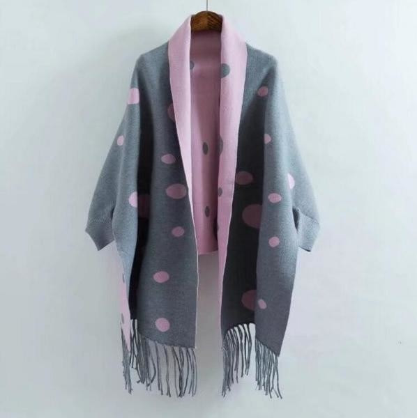 Πολύ ενδιαφέρουσα καθημερινή γυναικεία ζακέτα  με φαρδύ μανίκι τύπου πόντσο