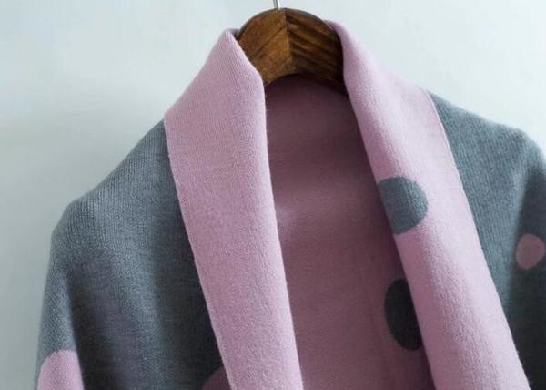 Πολύ ενδιαφέρουσα καθημερινή γυναικεία ζακέτα  με φαρδύ μανίκι τύπου πόντσο