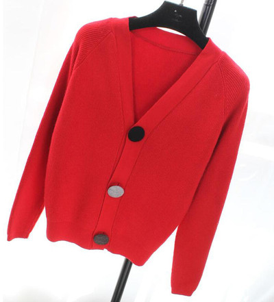 Ежедневна дамска жилетка с дълъг ръкав и V-образно деколте + много интересни големи шарени копчета