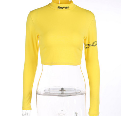 Πολύ ενδιαφέρουσα σύντομη γυναικεία μπλούζα  με ημι-υψηλό γιακά και μακρύ μανίκι με ενδιαφέρον δερματοστιξία αποτύπωσης