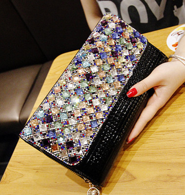 Μοντέρνα και κομψή γυναικεία τσάντα με λαμπερά μαργαριτάρια και μακριά λουράκι ώμου - 2 χρώματα