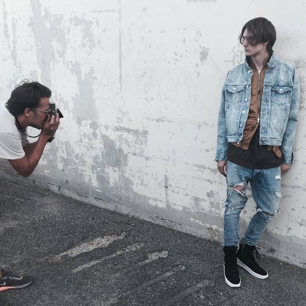 HIT! Ανδρικά τζιν παντελόνια με γυμνά γόνατα και φθαρμένα σχέδια