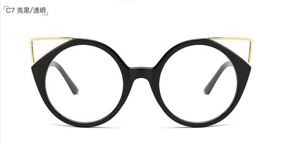 Μοντέρνα γυαλιά ηλίου με υψηλή υπεριώδη προστασία και μια ενδιαφέρουσα μη τυποποιημένη μορφή γυαλιού