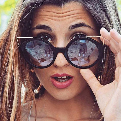 Актуални слънчеви дамски очила с висока UV-защита и интересна нестандартна форма на стъклата