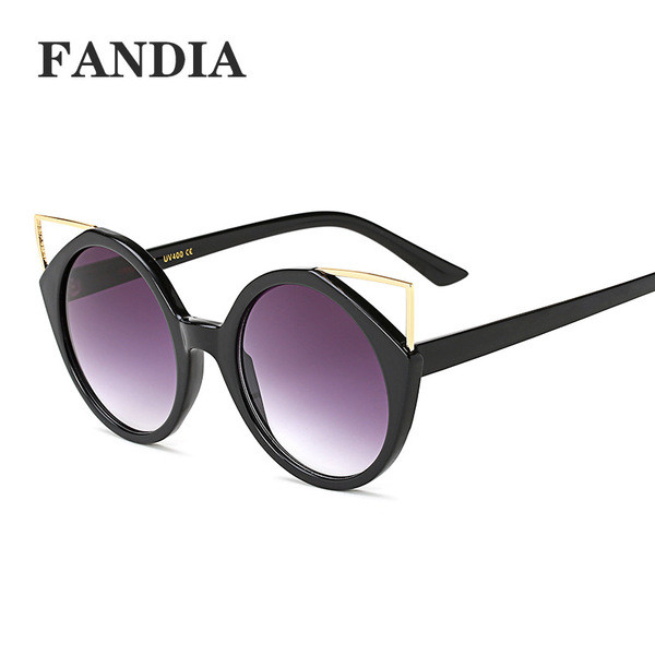 Μοντέρνα γυαλιά ηλίου με υψηλή υπεριώδη προστασία και μια ενδιαφέρουσα μη τυποποιημένη μορφή γυαλιού