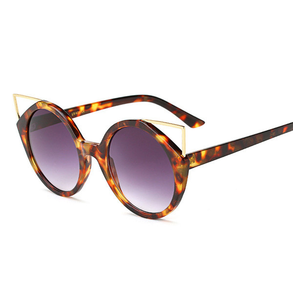 Μοντέρνα γυαλιά ηλίου με υψηλή υπεριώδη προστασία και μια ενδιαφέρουσα μη τυποποιημένη μορφή γυαλιού