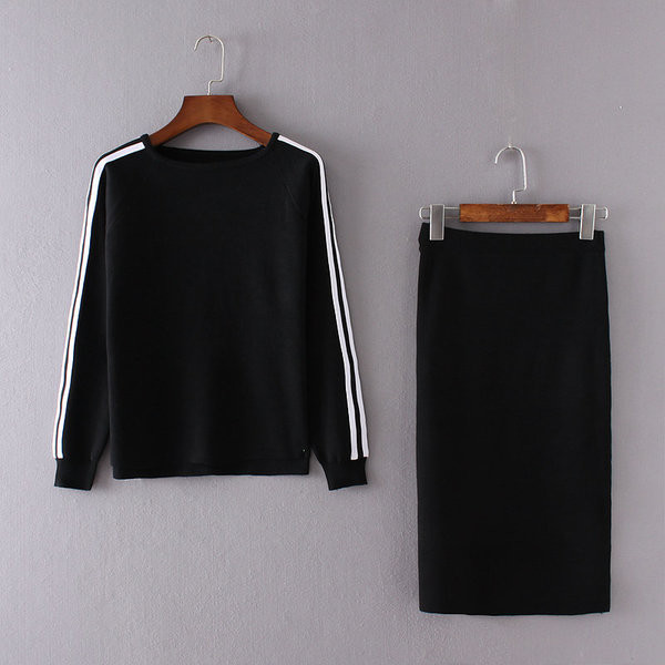 Καθημερινό και πολύ άνετο γυναικείο σετ δύο τεμαχίων που διαθέτει μια άνετη μακριά φούστα και κοντό μπλουζάκη με  μανίκια και έν