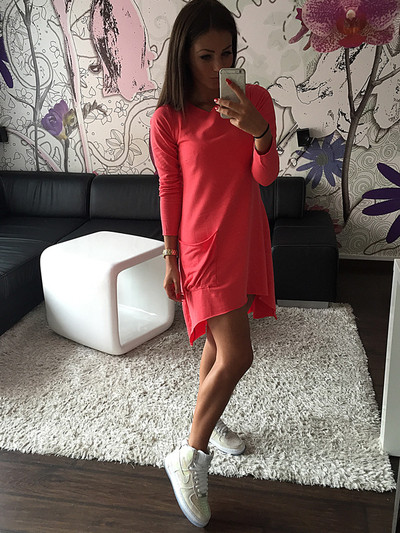 Καθημερινό γυναικείο φόρεμα σε τρία διαφορετικά χρώματα με κολάρο σε σχήμα O και ενδιαφέρουσες τσέπες