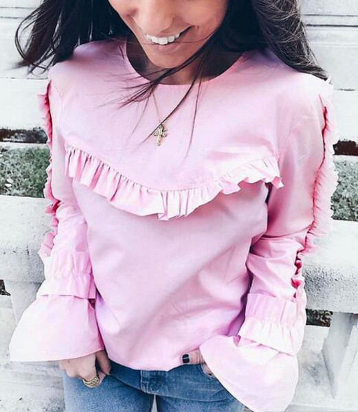 Πολύ ενδιαφέρουσα γυναικεία μπλούζα με κολάρο σε σχήμα O και μακρύ φαρδύ μανίκι