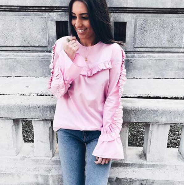 Πολύ ενδιαφέρουσα γυναικεία μπλούζα με κολάρο σε σχήμα O και μακρύ φαρδύ μανίκι