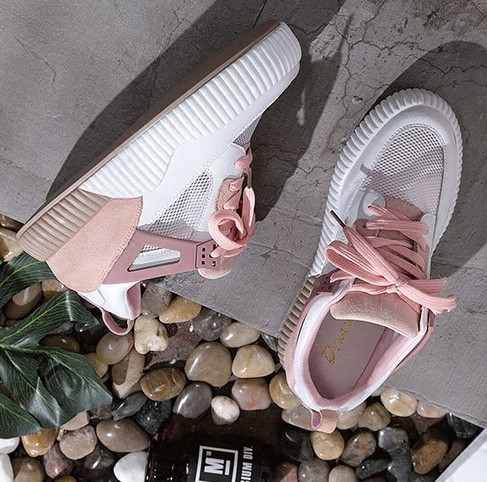 Πολύ άνετα γυναικεία αθλητικά πάνινα παπούτσια με επίπεδη σόλα και αναπνεύσιμο ύφασμα σε τρία διαφορετικά χρώματα