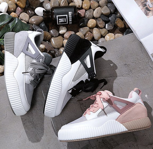 Πολύ άνετα γυναικεία αθλητικά πάνινα παπούτσια με επίπεδη σόλα και αναπνεύσιμο ύφασμα σε τρία διαφορετικά χρώματα