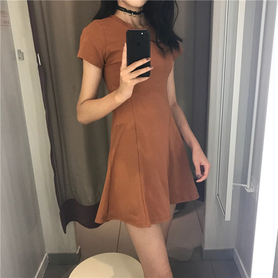 Πολύ ενδιαφέρουσα και μοντέρνό γυναικείο φόρεμα με κοντό μανίκι και κολάρο σε σχήμα O