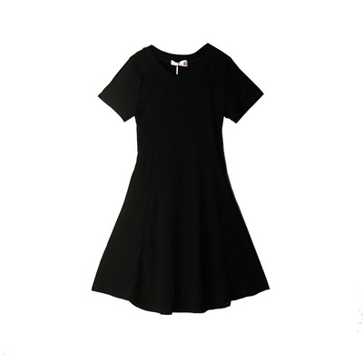 Πολύ ενδιαφέρουσα και μοντέρνό γυναικείο φόρεμα με κοντό μανίκι και κολάρο σε σχήμα O