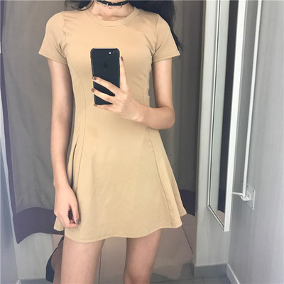 Πολύ ενδιαφέρουσα και μοντέρνό γυναικείο φόρεμα με κοντό μανίκι και κολάρο σε σχήμα O