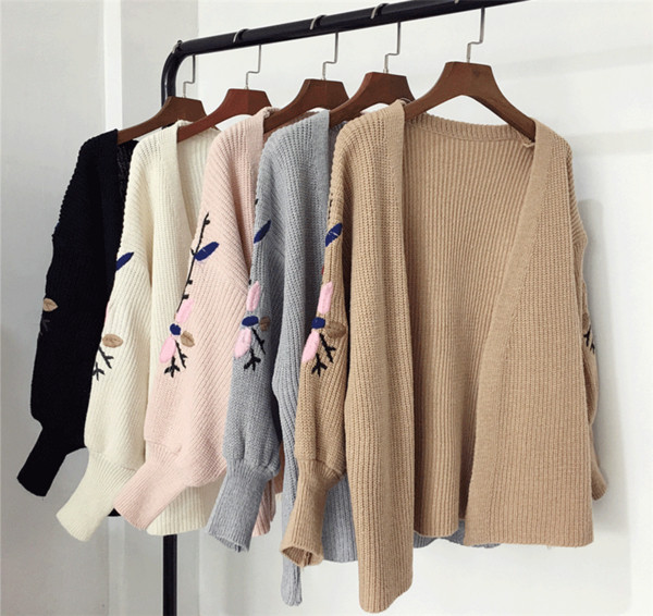 Γυναικεία ζακέτα  με ενδιαφέρον κεντήματα και  σε διάφορα χρώματα