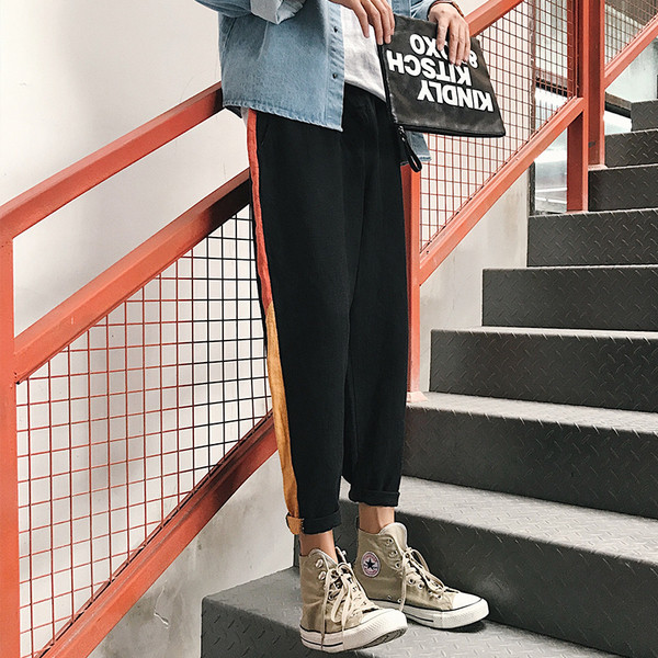 Κομψά αντρικά παντελόνια σε ευρύ σχέδιο σε δύο χρώματα ιμάντα