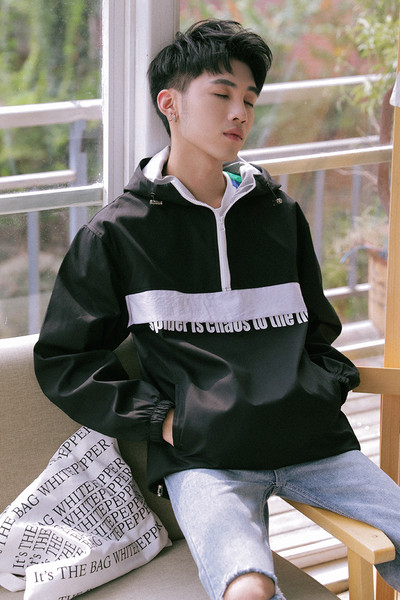 Αθλητικό ανδρικό φούτερ σε ένα ευρύ  μοντέλο με κουκούλα και σε τρία χρώματα