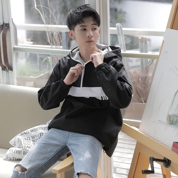 Αθλητικό ανδρικό φούτερ σε ένα ευρύ  μοντέλο με κουκούλα και σε τρία χρώματα