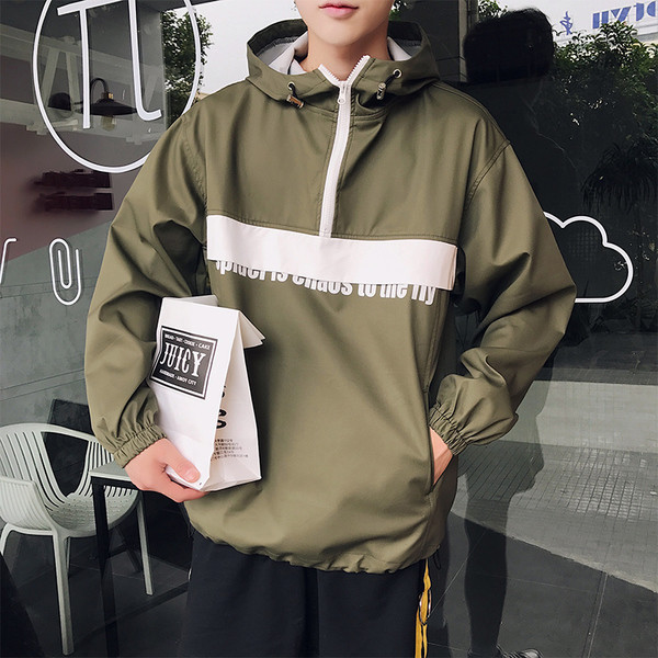 Αθλητικό ανδρικό φούτερ σε ένα ευρύ  μοντέλο με κουκούλα και σε τρία χρώματα