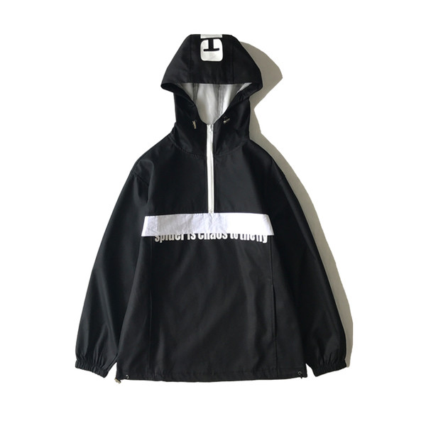 Αθλητικό ανδρικό φούτερ σε ένα ευρύ  μοντέλο με κουκούλα και σε τρία χρώματα