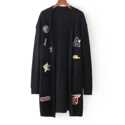 Μακρύ γυναικεία μάλλινι ζακέτα με ενδιαφέρουσες μπαλώματα και εκτυπώσεις