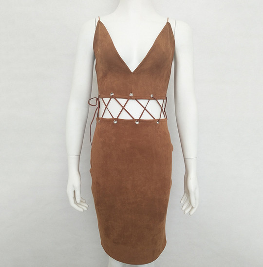 Εξαιρετικά κομψό γυναικείο φόρεμα με λεπτούς μαλακούς ιμάντες και βαθύ ντεκολτέ σε σχήμα V