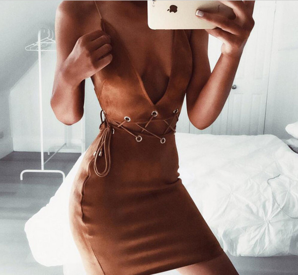 Εξαιρετικά κομψό γυναικείο φόρεμα με λεπτούς μαλακούς ιμάντες και βαθύ ντεκολτέ σε σχήμα V