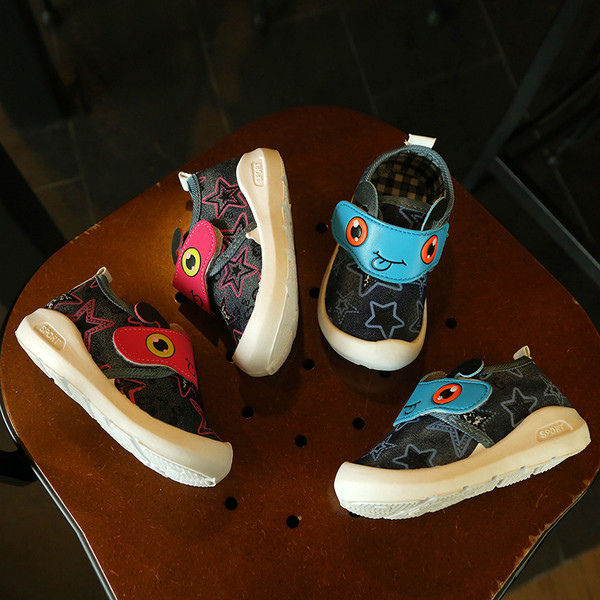 Παιδικά πάνινα παπούτσια για αγόρια με διακοσμητικά αστερίσκα και ενδιαφέροντα αυτοκόλλητα