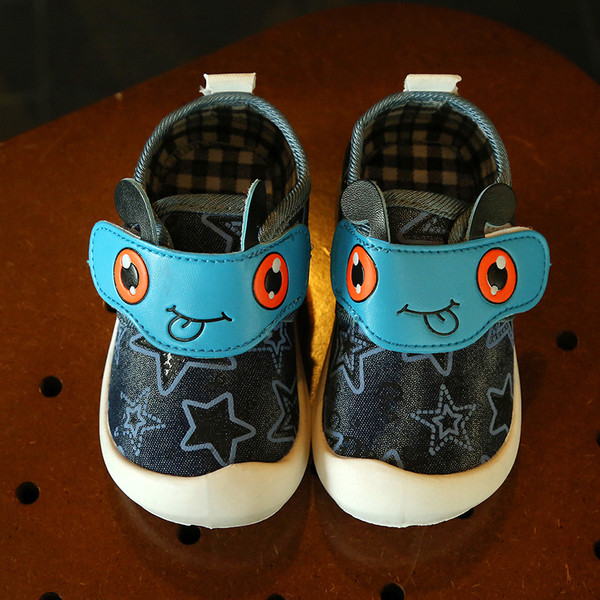 Παιδικά πάνινα παπούτσια για αγόρια με διακοσμητικά αστερίσκα και ενδιαφέροντα αυτοκόλλητα