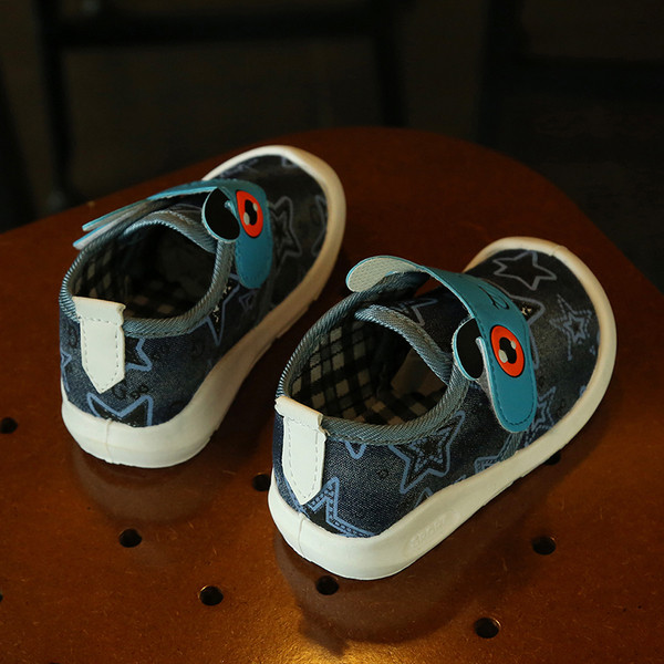 Παιδικά πάνινα παπούτσια για αγόρια με διακοσμητικά αστερίσκα και ενδιαφέροντα αυτοκόλλητα