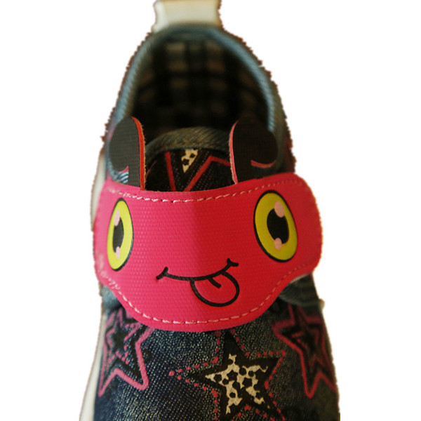 Παιδικά πάνινα παπούτσια για αγόρια με διακοσμητικά αστερίσκα και ενδιαφέροντα αυτοκόλλητα