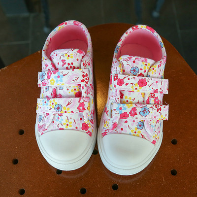 Γυναικεία αθλητικά παπούτσια με φυτικά μοτίβα με δίχρωμα μπαλώματα