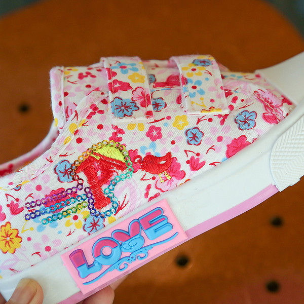 Γυναικεία αθλητικά παπούτσια με φυτικά μοτίβα με δίχρωμα μπαλώματα