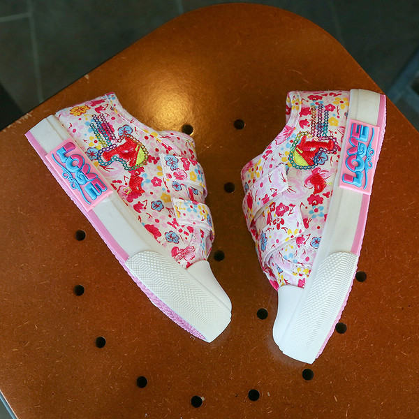 Γυναικεία αθλητικά παπούτσια με φυτικά μοτίβα με δίχρωμα μπαλώματα