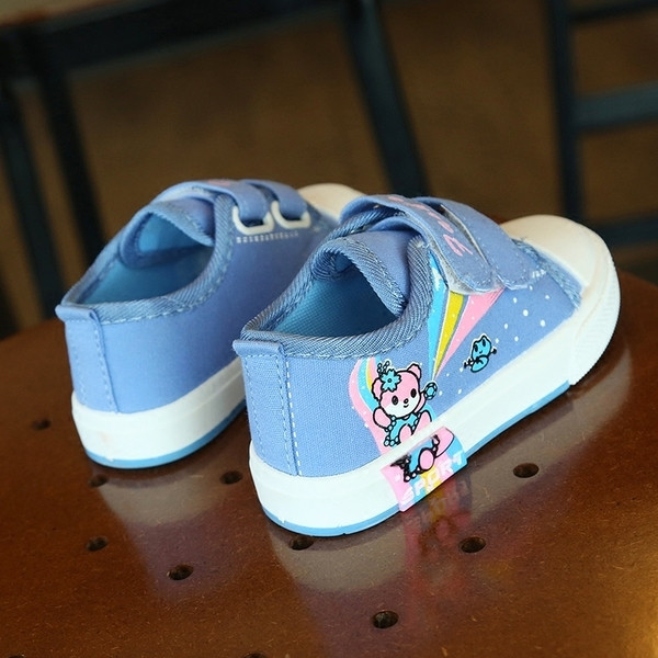 Γλυκά αθλητικά παπούτσια για κορίτσια με εικόνες και αυτοκόλλητα