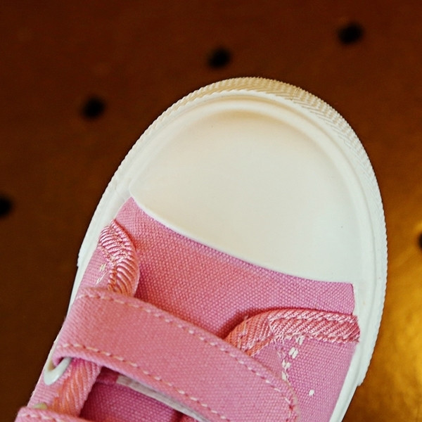 Γλυκά αθλητικά παπούτσια για κορίτσια με εικόνες και αυτοκόλλητα