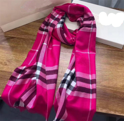 Много елегантен и модерен дамски шал с актуална шарка