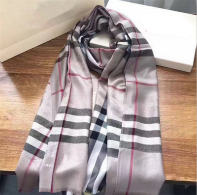 Много елегантен и модерен дамски шал с актуална шарка