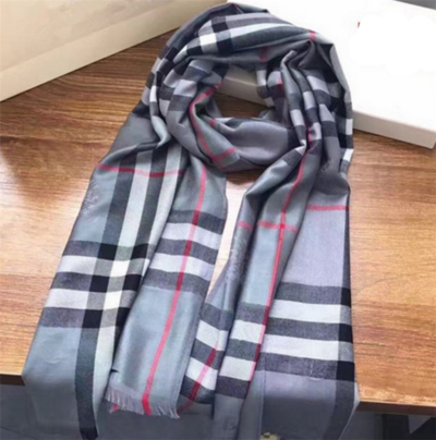 Много елегантен и модерен дамски шал с актуална шарка