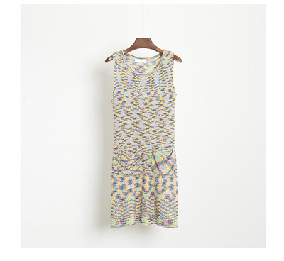 Дамска ежедневна рокличка с О-образна яка и интересни шарени геометрични фигурки