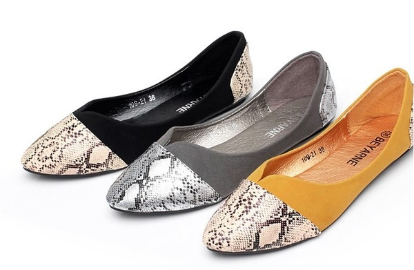 Κομψά γυναικεία μοκασίνια  σε διάφορα χρώματα με απομίμηση φιδιών