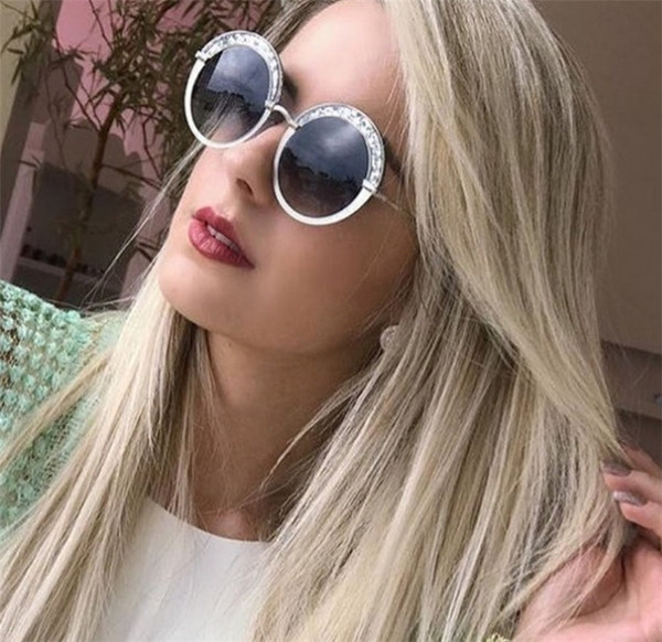 Γυναικεία γυαλιά  με κυκλικό σχήμα γυαλιού και ενδιαφέροντα λαμπερά βότσαλα