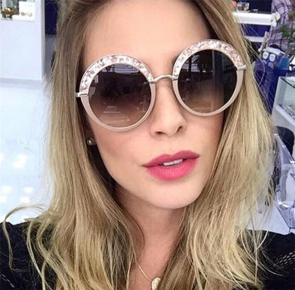 Γυναικεία γυαλιά  με κυκλικό σχήμα γυαλιού και ενδιαφέροντα λαμπερά βότσαλα