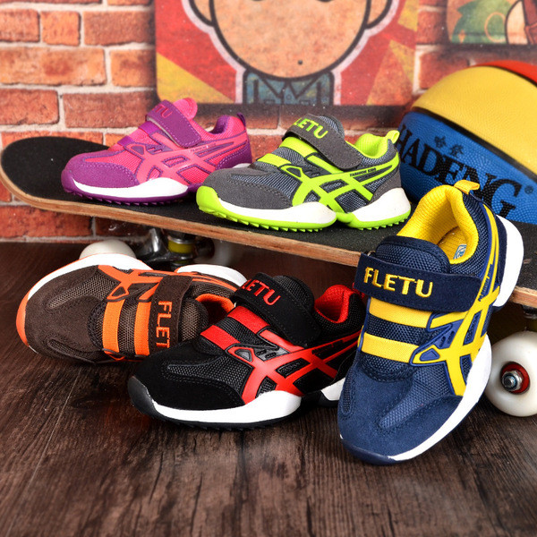 Спортни маратонки за момчета и момичета в няколко цвята с лепенки