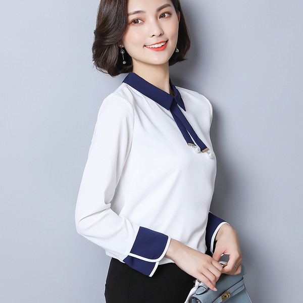 Κομψό και τυπικό γυναικείο πουκάμισο με ενδιαφέρον σκούρο μπλε γιακά